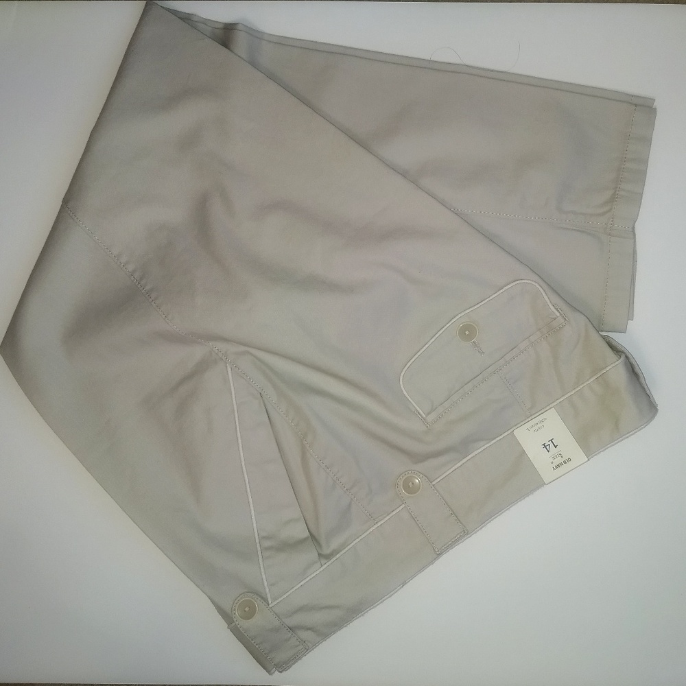 NWT Old Navy khaki w white trim capris Sz14